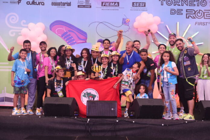 Equipe do assentamento em Lagoa Grande prototipando sonhos