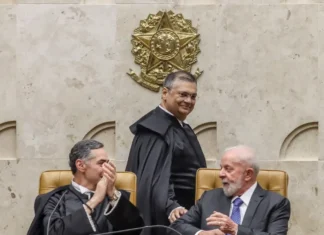 Senadores pedem afastamento do ministro Flávio Dino por suposta atividade político-partidária
