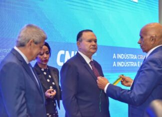 Carlos Brandão ė distinguido na Federação das Indústrias com a Medalha do Mérito Industrial