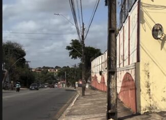 Muro de condomínio no Anil põe em risco vida de quem passa pela sua calçada