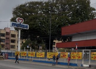 Feriado do comércio surpreendente clientes que foram cedo às compras e deram com lojas fechados