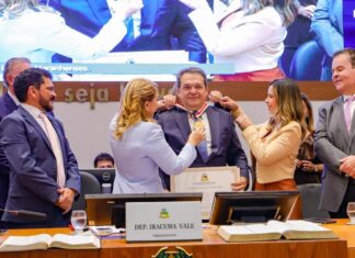 Ministro Carlos Alberto Pires Brandão recebe Medalha Manoel Beckman