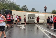 Ônibus que levava torcedores do Flamengo para Argentina tomba e deixa 46 feridos